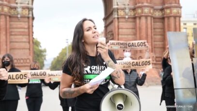 Acción en Barcelona por la campaña Salvemos a los Galgos